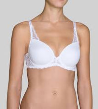 Triumph - Amourette Spotlight